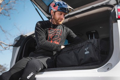 Descubre la colección Danny MacAskill by EVOC Descubre la colección Danny MacAskill by EVOC