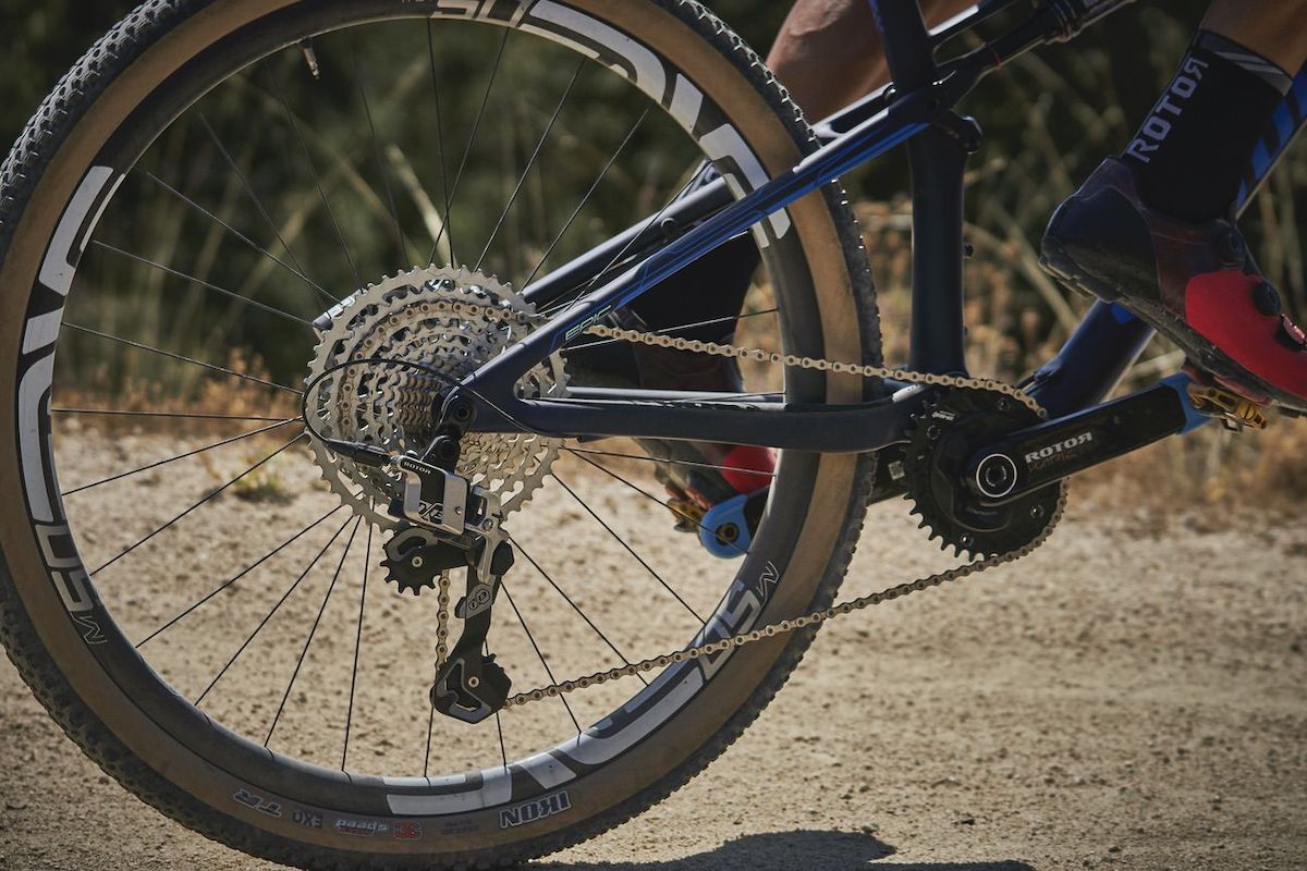 Como engrasar la cadena de tu bici en cuatro sencillos pasos - We